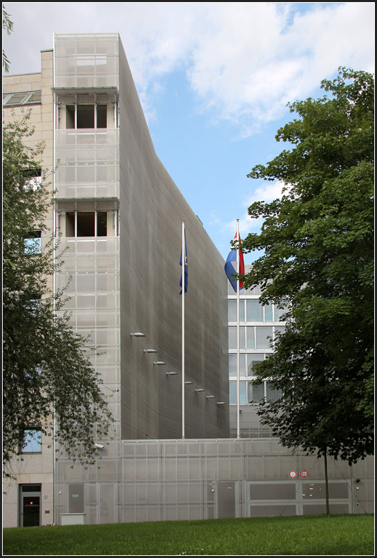 . Schmal - Der die Brandmauern verdeckende Winkelbau ist sehr schmal, und wird auch das Metall und Glas geprgt. Niederlndische Botschaft, Berlin, August 2010 (Matthias)