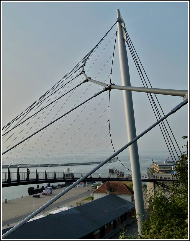 - Schn geschwungen - Die filigrane Aufhngung der neuen Fugngerbrcke in Sassnitz. 26.09.2011 (Jeanny)