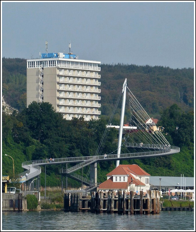 - Schn geschwungen - Die Fugngerbrcke in Sassnitz von der Hafeneinfahrt aus gesehen. 26.09.2011 (Jeanny)