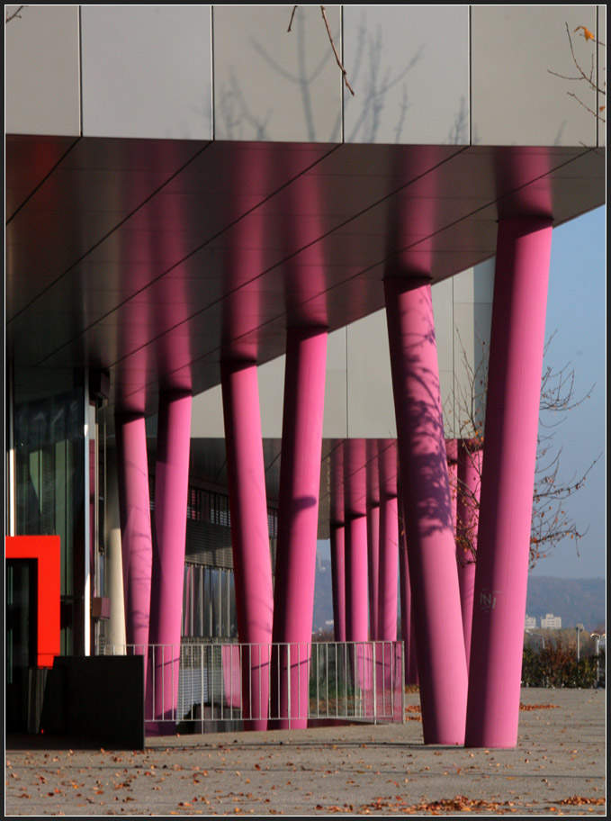 . Schräg und pink - Bankgebäude der LB Bw in Karlsruhe. November 2011 (Matthias)