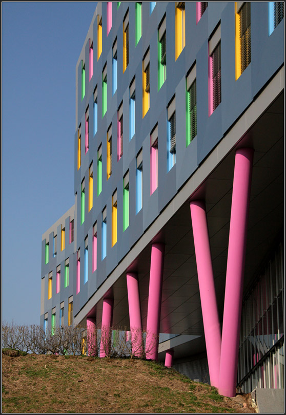 . Schrgsicht auf Bankgebude der LB Bw in Karlsruhe: Sehr farbig gestaltet wurden die Fensterlaibungen und die v-frmigen Sttzen. 01.03.2011 (Matthias)