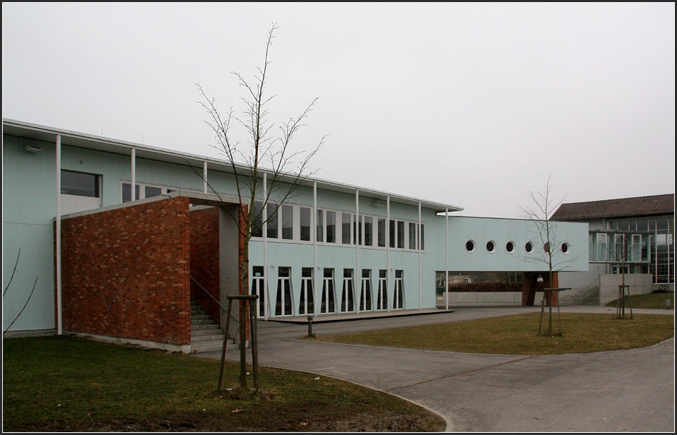 . Schreien-Esch-Schule Friedrichshafen: Der neu erichtete Verbindungsbau zum 50er Jahre Schulbau beinhaltet das Lehrerzimmer. Dieser steht auf einem mit Backstein verkleideten Bogen. Ebenfalls mit Backstein verkleidet wurden die auenliegenden Fluchttreppenanlagen. Das Schulgelnde ist in das dortige Fuwegenetz integriert und daher auch ffentlich zugnglich. 05.03.2011 (Matthias)