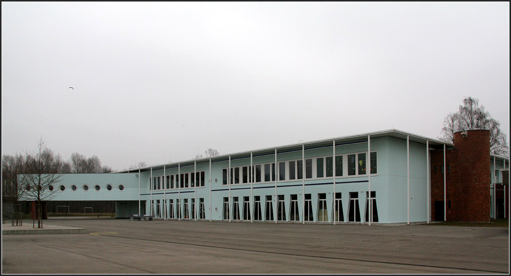 . Schreien-Esch-Schule Friedrichshafen - 

Die 1973 errichtete Hauptschule wurde 2007 von Lederer, Ragnarsdottir, Oei (LRO-Architekten) saniert und erweitert. Der vorher durch eine Waschbetonfassade geprgte Bau vernderte dabei vllig sein Aussehen. 

Mehr Bilder unter:
http://architektur.startbilder.de/name/galerie/kategorie/architekten~lederer-ragnarsdttir-oei~2007-schreien-esch-schule-friedrichshafen.html

05.03.2011 (Matthias)  