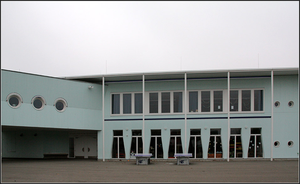 . Schreien-Esch-Schule Friedrichshafen: Ungewhnlich ist die Form der Fenster des Erdgeschosses; diese erinnern an geraffte Vorhnge. Die Architekten Leder, Ragnarsdottir, Oei berraschen immer wieder mit solchen vorher nie gesehene Lsungen, die Schler werden sich wahrscheinlich immer an ihre Schule zurck erinnern. 05.03.2011 (Matthias)