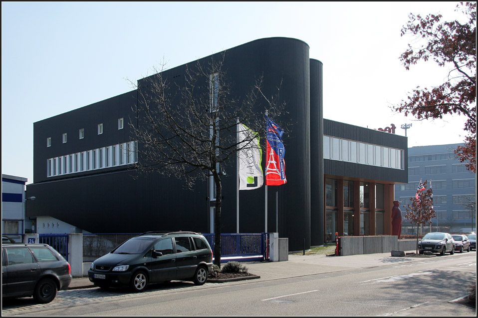 . Schwarz -

 Bro- und Ausstellungsgebude Feco Forum, Karlsruhe-Hagsfeld: Ein schnes Bauwerk in einem gesichtlosen Gewerbegebiet. Planung: Lederer, Ragnarsdottir, Oei (LRO-Architekten), Fertigstellung: 2007. Auszeichnung mit dem Hugo-Hring-Preis im Jahr 2009. 

Mehr Bilder:
http://architektur.startbilder.de/name/galerie/kategorie/architekten~lederer-ragnarsdttir-oei~2007-feco-forum-karlsruhe.html

01.03.2011 (Matthias)