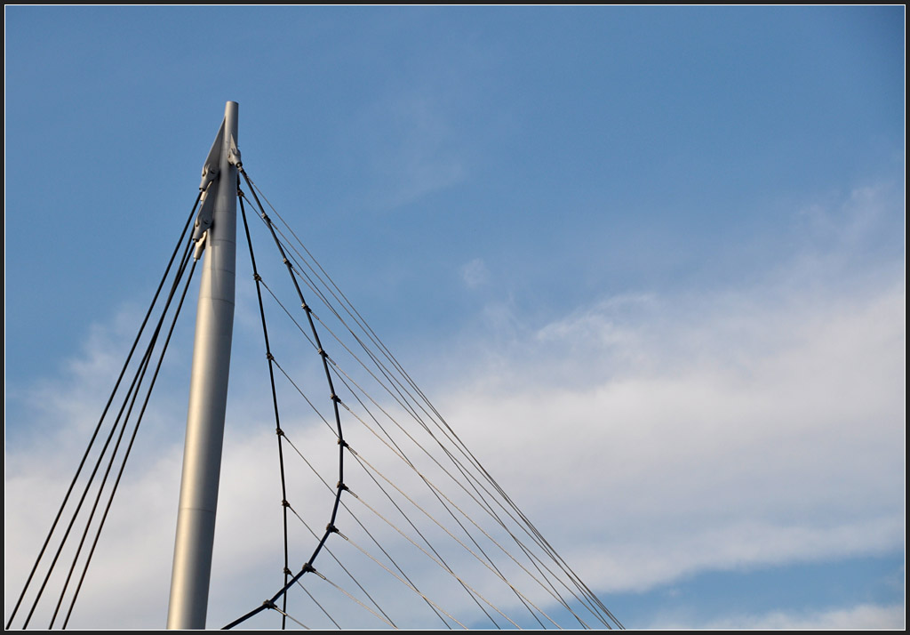 . Schwungvoll - Diese kleine, geschwungene Hngebrcke verbindet die Oberstadt von Sassnitz mit dem Stadthafen. Lnge: 243 Meter, Fertigstellung: 2007, geplant von Schlaich, Bergermann und Partner (Stuttgart). August 2011 (Jonas)