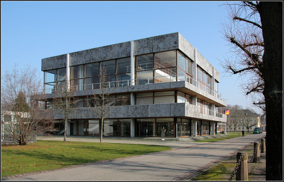 . Sehr transparent - Bundesverfassungsgericht in Karlsruhe am Schloplatz, Architekt: Paul Baumgarten, Fertigstellung: 1965. Mrz 2011 (Matthias)