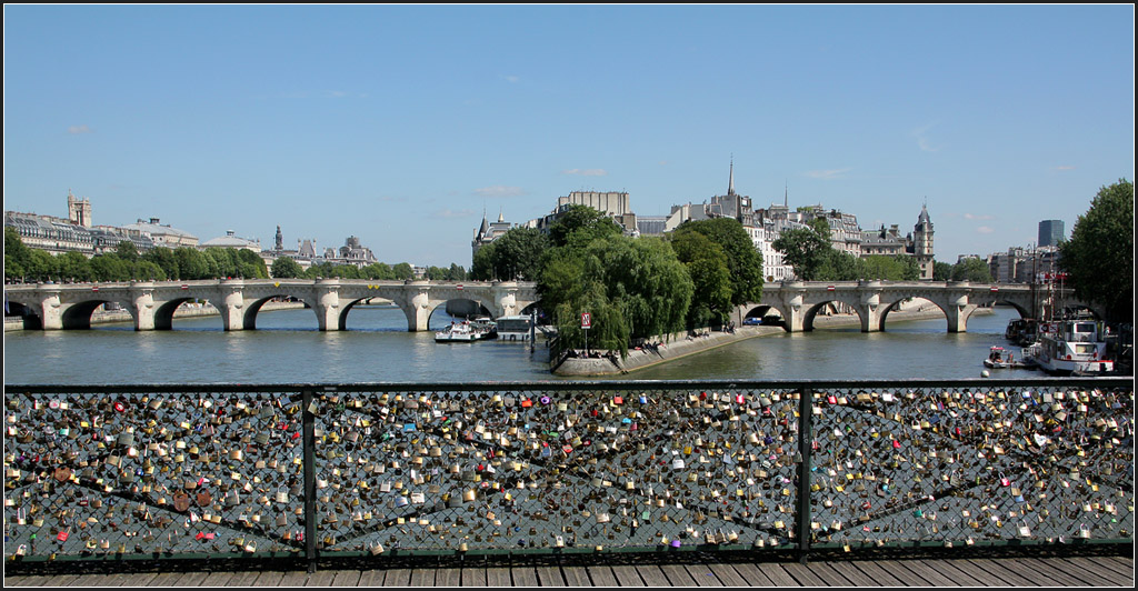 . Seine-Brcken in Paris - ber dem Schlsser-Gelnder von  Pont de Arts  die  Pont de Neuf . 17.07.2012 (Matthias)