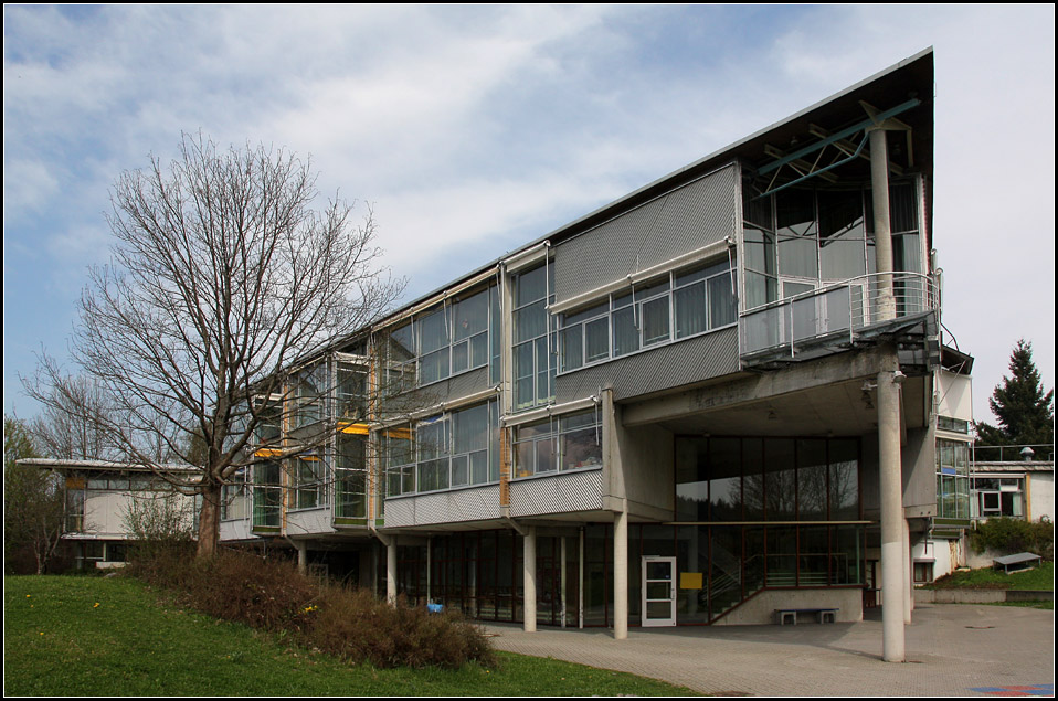 . Seit 1982 ergnzt das Hauptschulgebude das Schulgelnde  Auf dem Schfersfeld  in Lorch. Geplant wurde es ebenfalls vom Team um den Architekten Gnter Behnisch. 1984 erhielt das Gebude den Hugo-Hring-Preis. 

Siehe auch:
http://architektur.startbilder.de/name/galerie/kategorie/architekten~behnisch-und-partner~1982-werkrealschule-lorch.html

18.04.2010 (Matthias)