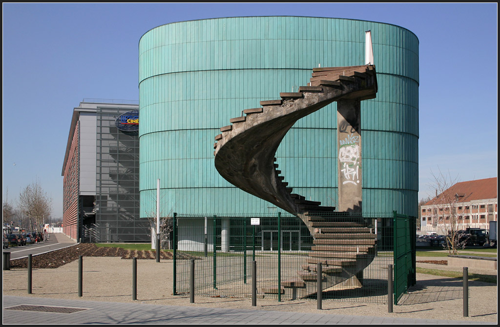 . So-da-Treppe - Ein Relikt berholter Verkehrsplanung stellt diese Treppe dar. Diese fhrt auf eine Hochstrae, die mit dem Ausbau des Straburger Straenbahnnetzes wieder abgebaut wurde. 06.03.2008 (Matthias)