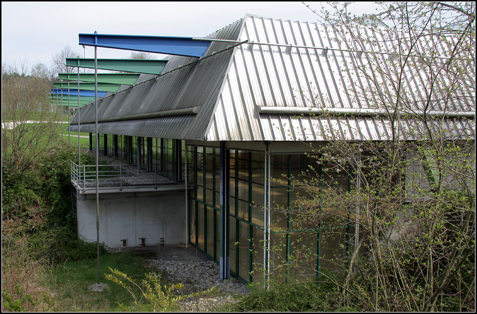 . Sporthalle  Auf dem Schfersfeld  in Lorch. Das abgeschrgte Dach und die Absenkung der Halle reduziert optisch die Gre des Bauwerks. 18.04.2010 (Matthias)