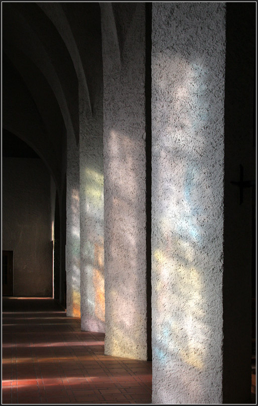 . St. Johann Baptist, Neu-Ulm: Durch die Fenster fllt das Licht auf die Sulen in der Kirche. 02.03.2011 (Matthias)