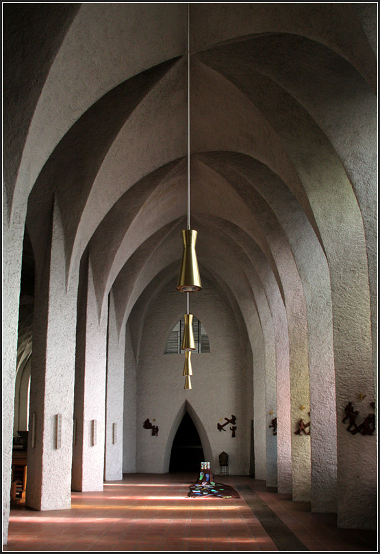 . St. Johann Baptist, Neu-Ulm: Das westliche Seitenschiff. 02.03.2011 (Matthias)