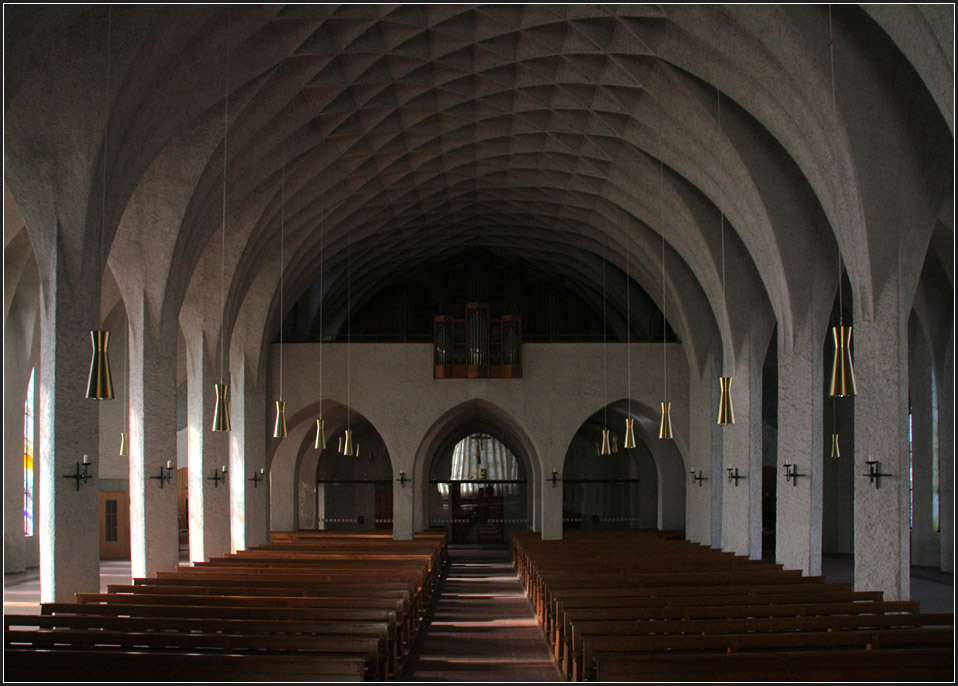 . St. Johann Baptist, Neu-Ulm: Blick durch das Mittelschiff nach hinten. 02.03.2011 (Matthias)
