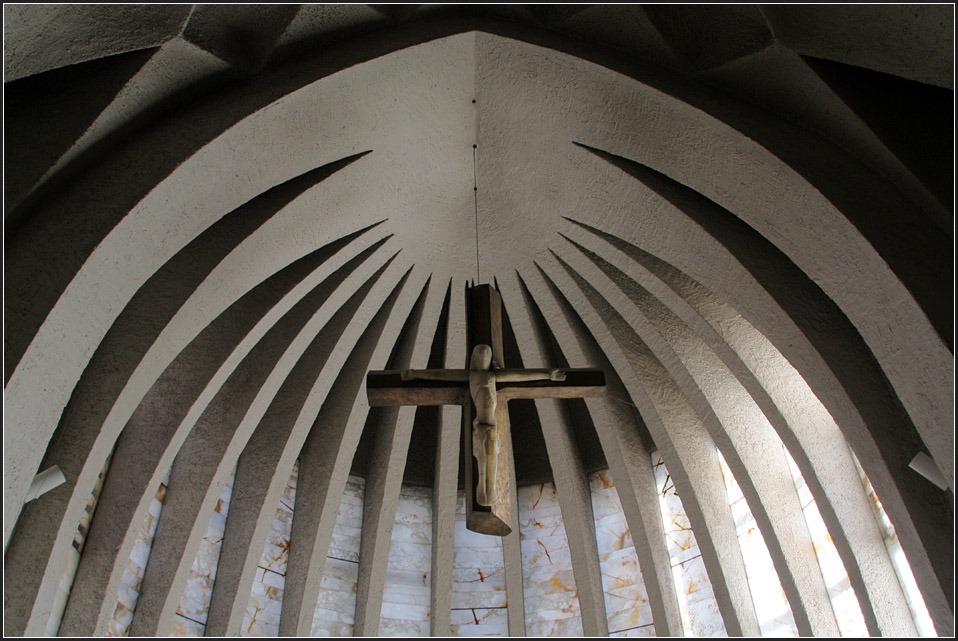 . St. Johann Baptist, Neu-Ulm: Detailaufnahme Chorraum. 02.03.2011 (Matthias)