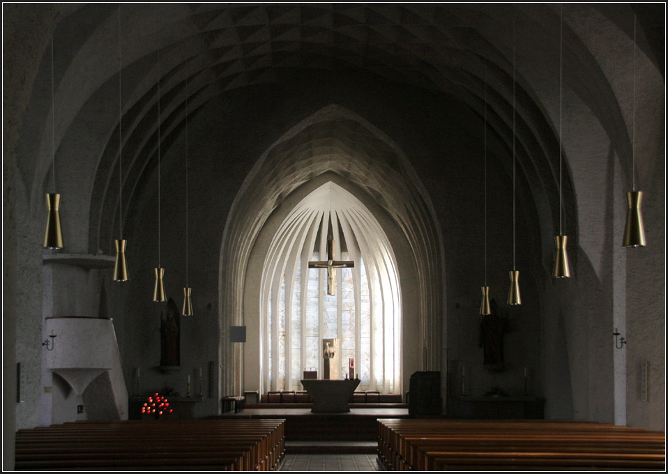 . St. Johann Baptist, Neu-Ulm: Blick durch das Kirchenschiff zum Chorraum. Die Kirche wurde in den Jahren 1922 bis 1926 vom Architekten Dominikus Bhn umgestaltet und erweitert. In den 1980er Jahren wurde sie restauriert. Fr mich eine der schnsten Kirchenrume. 02.03.2011 (Matthias)