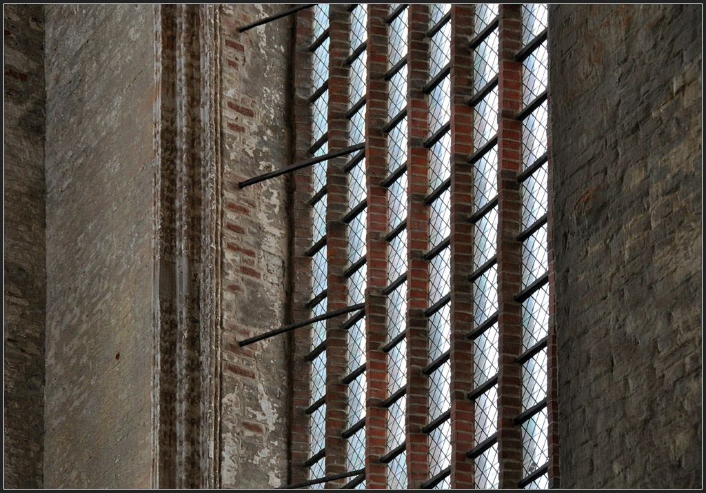 . St. Marien von Stralsund - Feine Backsteinstreben an den Fenster, August 2011 (Jonas)