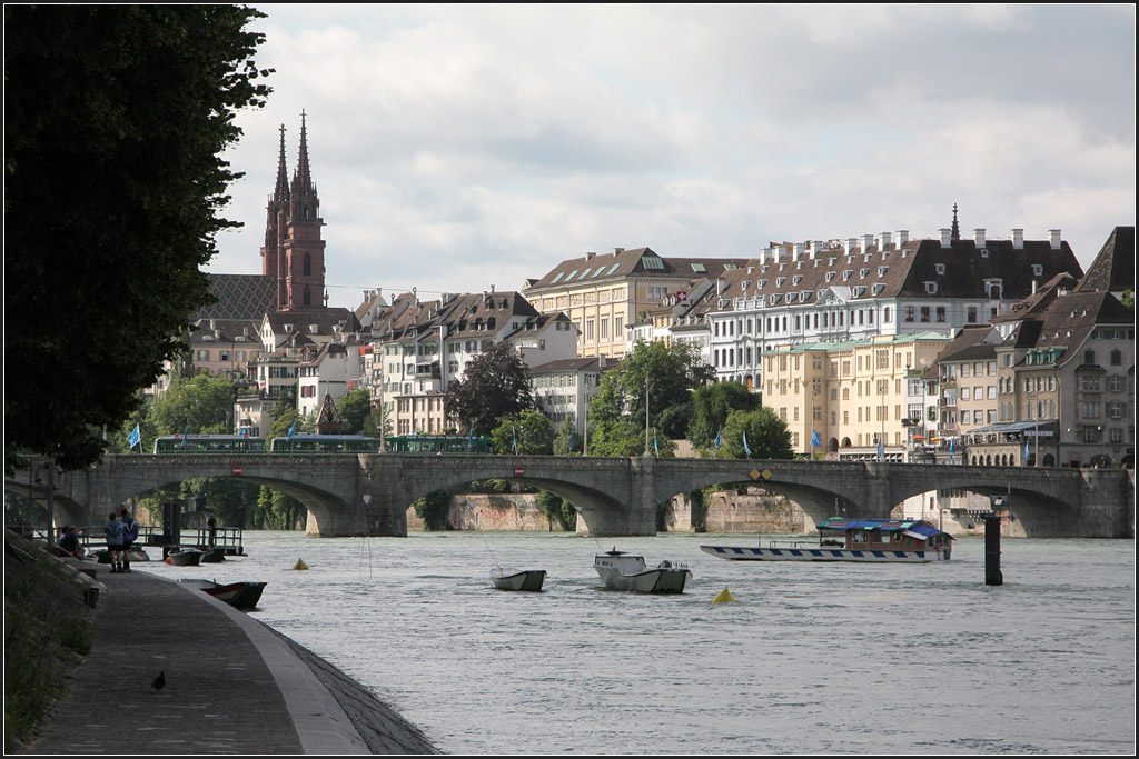 . Stadt und Fluss - Basel am Rhein mit der Mittleren Rheinbrcke und dem Mnster links. 22.06.2013 (Matthias)