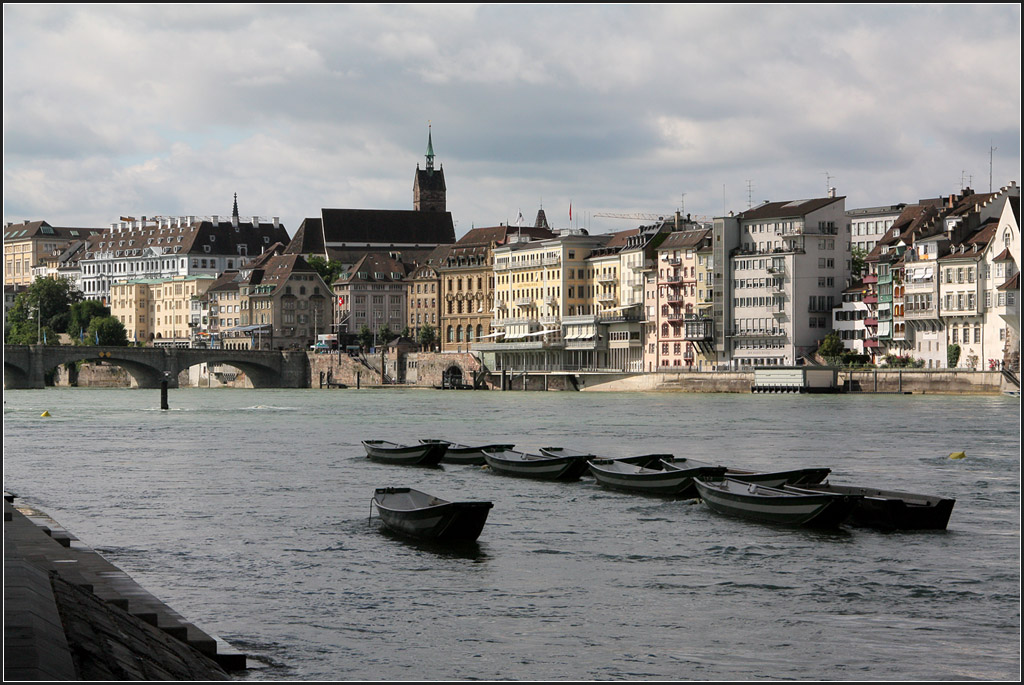 . Stadt und Fluss - Basel am Rhein, hinten die Mittlere Rheinbrcke und die Martinskirche. 22.06.2013 (Matthias)