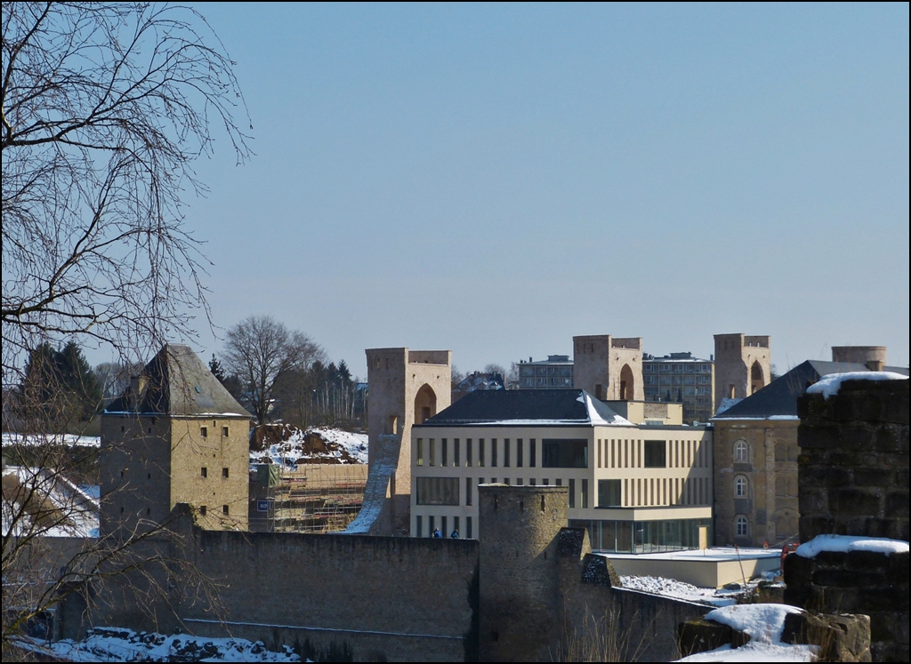 . Stadt Luxemburg - Aussicht auf das Rhamplateau (Rumm-Plateau) und die Wenzelsmauer mit der Trierer Pforte (Trierer Paart) von der Schlossbrcke aus.

Das Rham-Plateau, zu drei Seiten von der Alzette umsplt, war bereits frh besiedelt. Seit dem 15. Jahrhundert wurde es durch den Bau der dritten Ringmauer in den geschtzten Teil der Stadt Luxemburg eingebunden. Unter franzsischer Herrschaft lie Vauban Ende des 17. Jahrhunderts fnf Militrkasernen errichten. Seit Ende des 19. Jahrhunderts sind in diesen Gebuden soziale Einrichtungen untergebracht. Von der Vorderseite des Rham-Plateaus aus hat man einen schnen Ausblick auf die militrischen Bauten und Befestigungen des Heiliggeist-Plateaus sowie auf die sogenannte Corniche.

15.03.2013 (Jeanny)