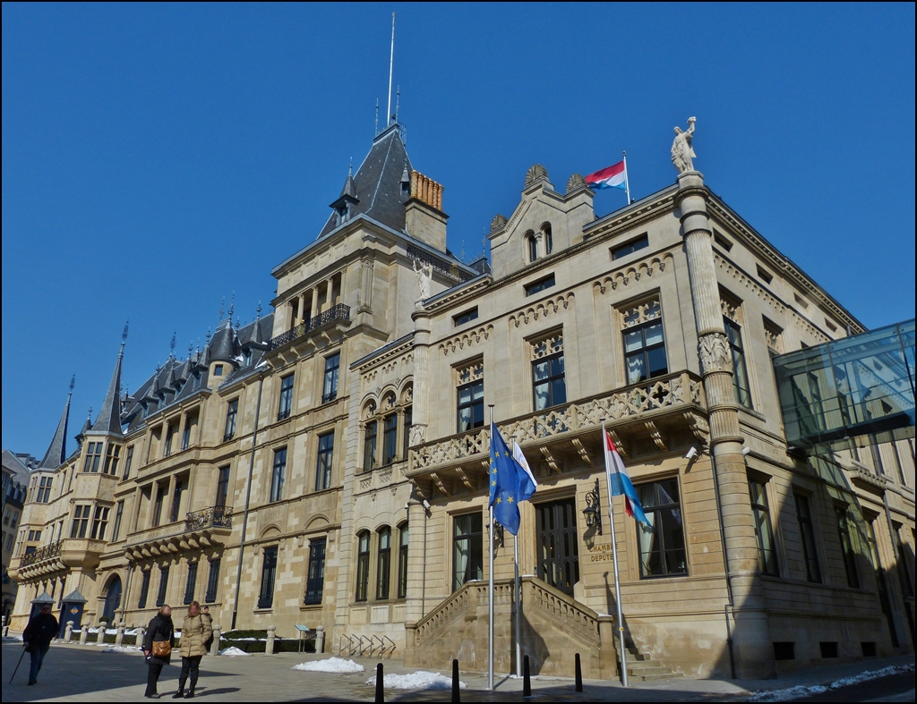 . Stadt Luxemburg - Das groherzogliche Palais in Luxemburg, die Stadtresidenz der groherzoglichen Familie Luxemburgs, befindet sich mitten im Altstadtviertel. Rechts an das Palais ist die luxemburgische Abgeordnetenkammer angebaut.

Als offizielle Residenz des Groherzoges wird das Palais bei der Ausbung offizieller Handlungen und Anlsse genutzt. Auslndische Staatsoberhupter werden dort vom Groherzog empfangen. Zudem haben der Groherzog, seine Gemahlin sowie Angestellte ihre Bros dort.

15.03.2013 (Jeanny)