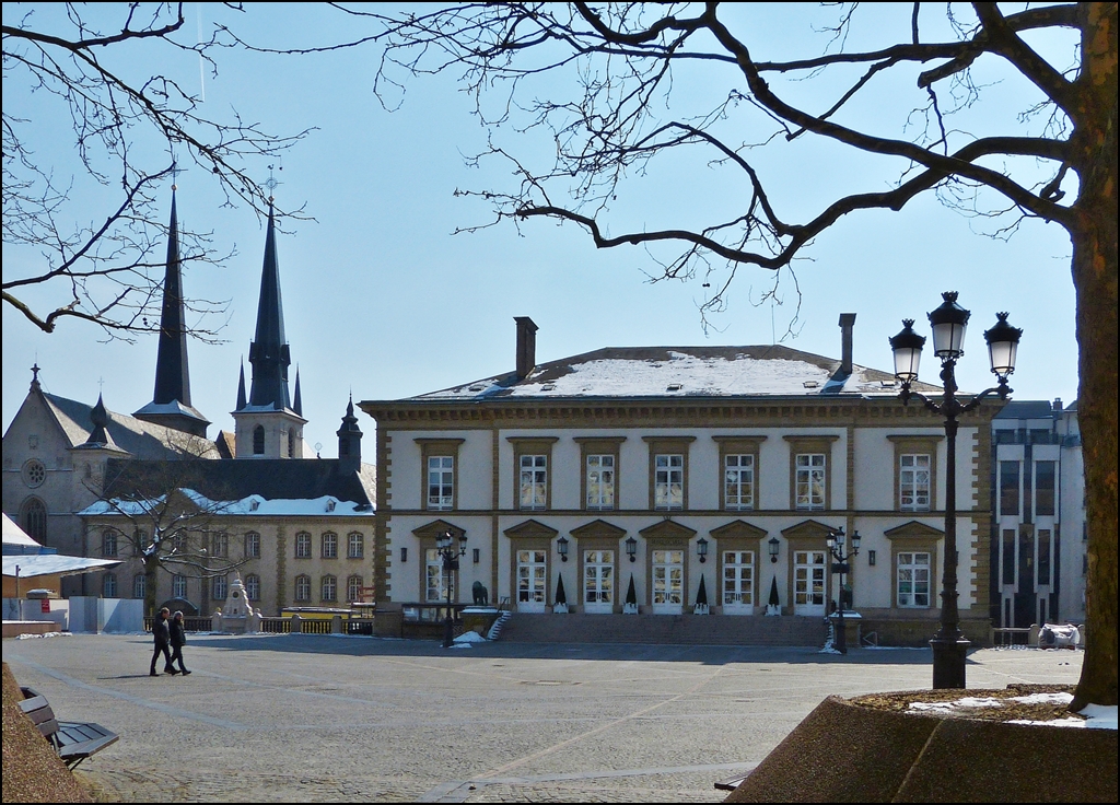 . Stadt Luxemburg - Der Knuedler (Place Guillaume II) ist ein zentraler Platz der Stadt Luxemburg. Er ist nach Wilhelm II., Knig der Niederlande und Groherzog von Luxemburg benannt.
 
Seit Mitte des 13. Jh. standen auf dem Wilhelmsplatz die Kirche und das Kloster des Franziskanerordens. Nach dem Knoten des Grtels der Mnche, auf ltzebuergesch  de Knued , wird der Platz im Volksmund  Knuedler  genannt.


Rechts sieht man das Rathaus (Hotel de Ville) und links ragen die Trme der Kathedrale Notre-Dame in den winterlichen Himmel.

15.03.2013 (Jeanny)