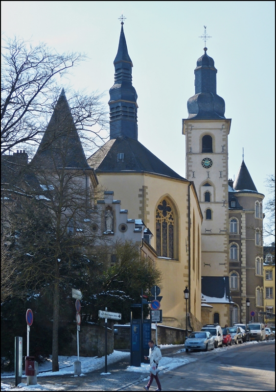 . Stadt Luxemburg - Die St Michaelskirche (Mchelskierch) auf dem Fischmarkt (Fschmaart) ist das lteste erhaltene sakrale Bauwerk der Stadt. Im Jahre 987 stand an der Stelle der heutigen St.-Michaelskirche die Burgkapelle der Luxemburger Grafen. Im Laufe der Jahrhunderte wurde die Kirche mehrmals zerstrt, jedoch immer wieder aufgebaut, verndert und erweitert. Ihr heutiges Aussehen erhielt die Kirche im Jahre 1688. Aufgrund der bewegten Geschichte vereint das in den sechziger und achtziger Jahren restaurierte Bauwerk heute Elemente romanischer, gotischer und barocker Architektur. 15.03.2013 (Jeanny)