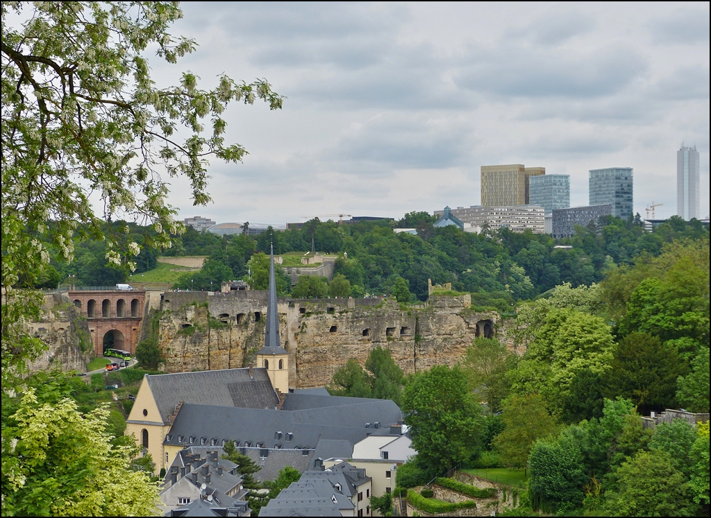 . Stadt Luxemburg - Die Abtei Neumnster im Stadtteil Grund vor der Kulisse des Bockfelsens und dem Centre Europen. 14.06.2013 (Jeanny)