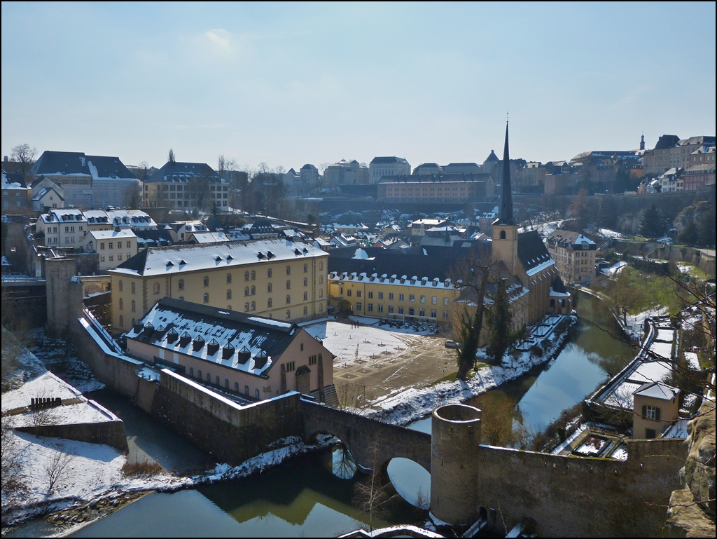 . Stadt Luxemburg - Im Stadtteil Grund (Gronn) schlngelt sich die Alzette vorbei an der Abtei Neumnster und der Johanneskirche. 15.03.2013 (Hans)