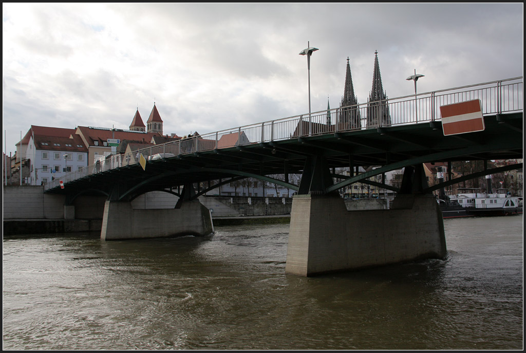 . Stählern - Eiserne Brücke über die Donau in Regensburg. 04.01.2012 (Matthias)