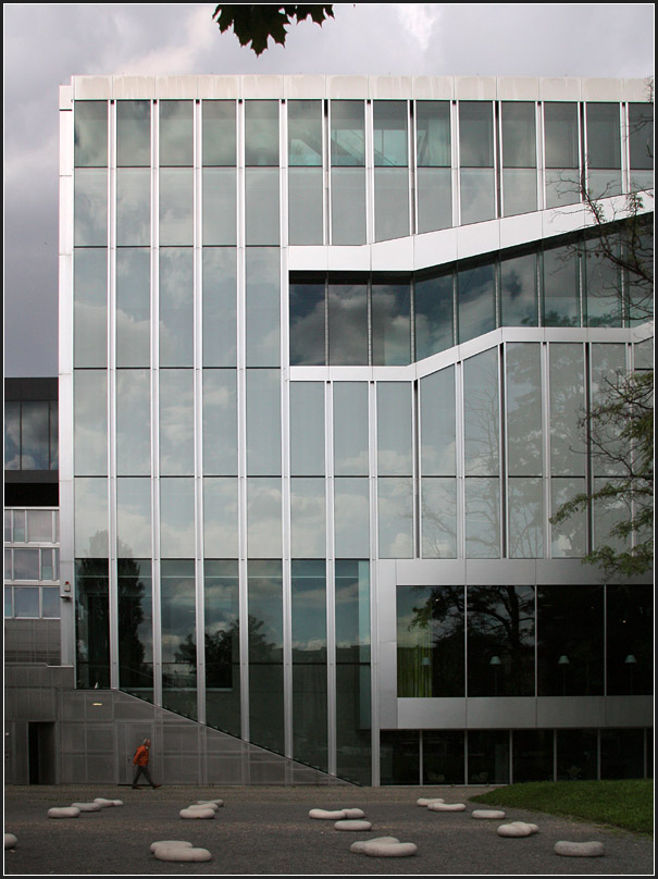 . Stahl und Glas - Fassade der Niederlndischen Botschaft in Berlin. August 2010 (Matthias)