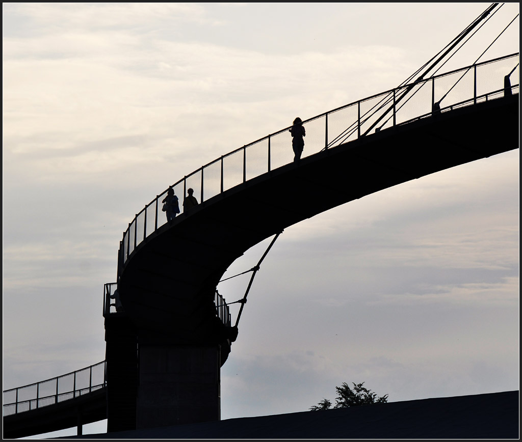 . Steg mit Schwung - Fugngerbrcke am Stadthafen in Sassnitz, August 2011 (Jonas)