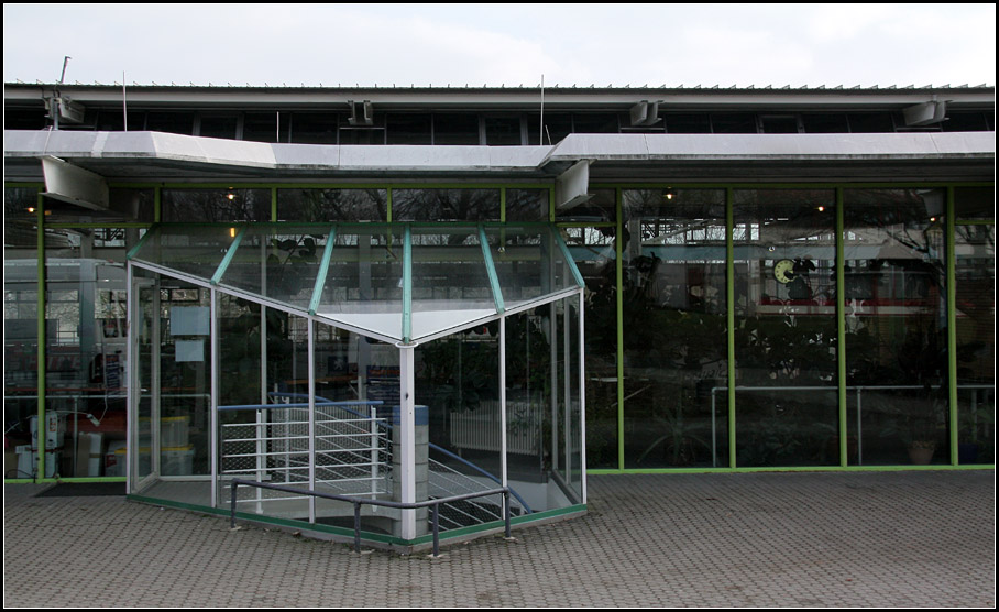 . Storlach-Sporthalle in Reutlingen. Architekten: Behnisch und Partner. Fertigstellung: 1982. Sehr filigran sind die Glaserker ber den Treppenabgngen. 19.02.2011 (Matthias)