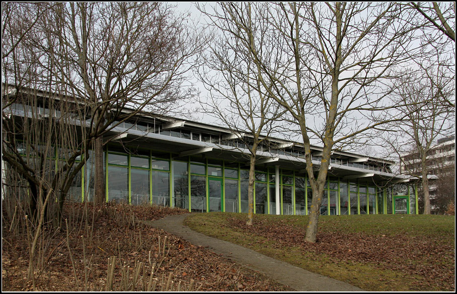 . Storlach-Sporthalle in Reutlingen. Architekten: Behnisch und Partner. Fertigstellung: 1982. Die eigentliche Sporthalle ist abgesenkt, so dass das Gebude sich relativ flach in das Umfeld einfgt. 19.02.2011 (Matthias)