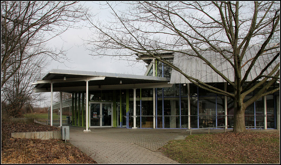 . Storlach-Sporthalle in Reutlingen. Architekten: Behnisch und Partner. Fertigstellung: 1982. hnliche Sporthallen dieser Architekten gibt es auch in Bruchsal, Herrenberg und Sulzbach an der Murr. 19.02.2011 (Matthias)