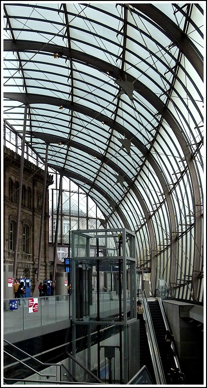 - Straburg, die Stadt der architektonischen Gegenstze - Im Vergleich zur riesigen Glaskuppel sieht das 128 Meter lange Empfangsgebude des Bahnhofs von Straburg fast klein aus. 29.10.2011 (Jeanny)