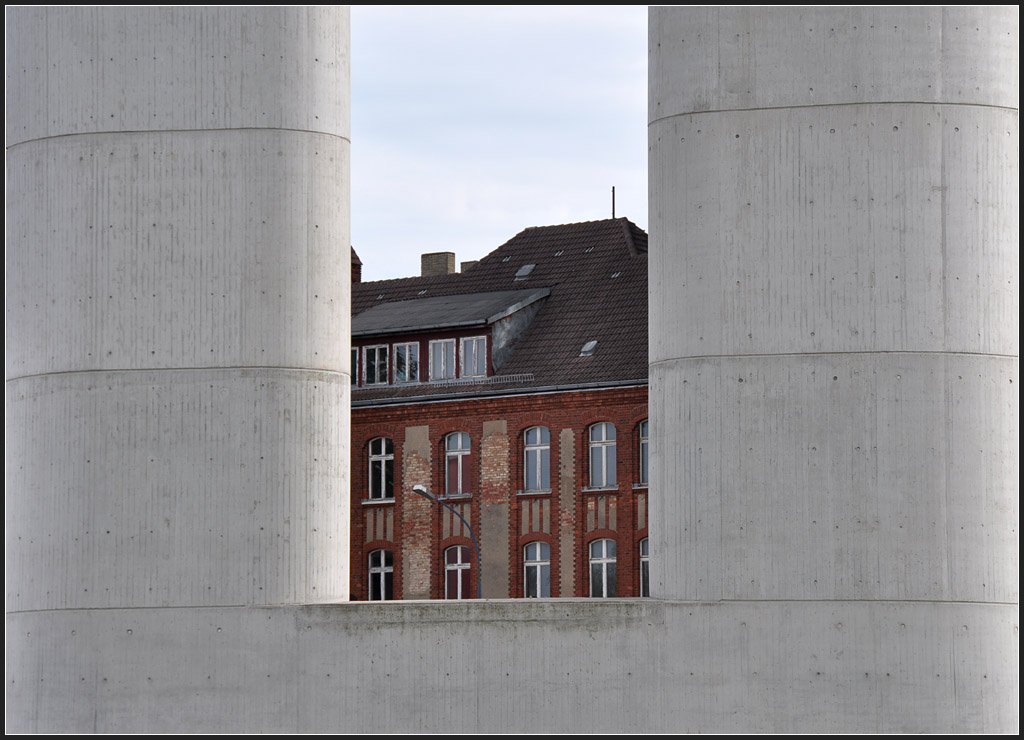 . Stralsunder Durchblick - Blick durch die Sttzen der neuen Rgenbrcke auf ein altes Gebude. August 2011 (Jonas)