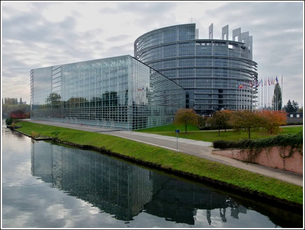 - Straburg, die Stadt der architektonischen Gegenstze - Die Architektur des Europischen Parlaments, das von  Architecture Studio Europe  aus Paris geplant wurde, basiert auf der Verbindung von Kreis und Ellipse. Das Gebude wurde 1999 gebaut, ist 60 Meter hoch und hat eine Gesamtflche von 220000 m2. 30.10.2011 (Jeanny)
 