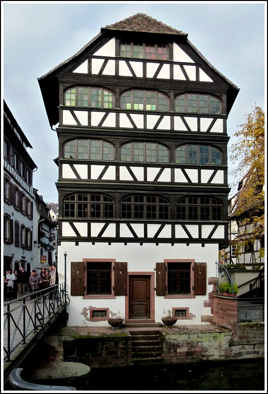 - Straburg, die Stadt der architektonischen Gegenstze - Ein typisches Fachwerkhaus am Ufer der Ill im Straburger Viertel Petite France. 28.10.2011 (Jeanny)