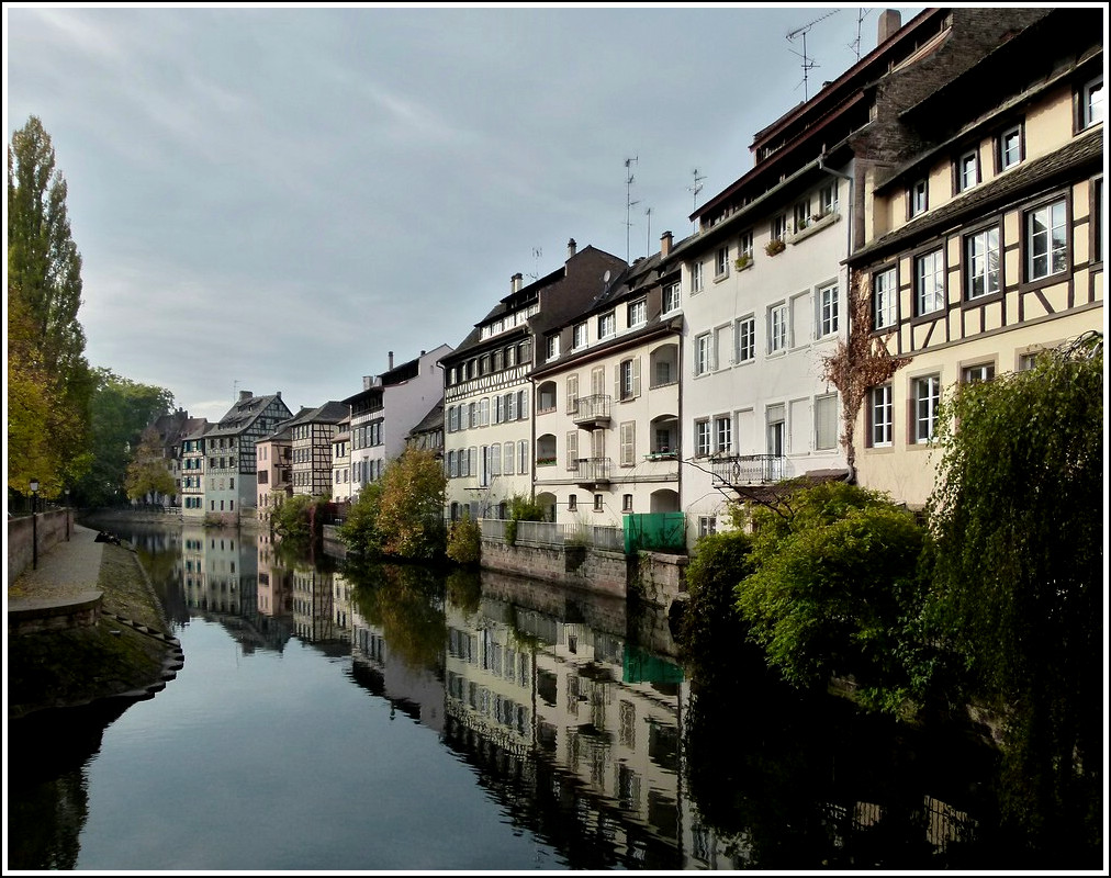 - Straburg, die Stadt der architektonischen Gegenstze - Touristisch sehr beliebt ist das so genannte Quartier des Tanneurs (Gerberviertel) im Stadtteil La Petite France am Ufer der Ill und mehrerer ihrer Kanle mit seinen malerischen Fachwerkhusern, kleinen Gassen und den typischen Dachgauben. 28.10.2011 (Jeanny)