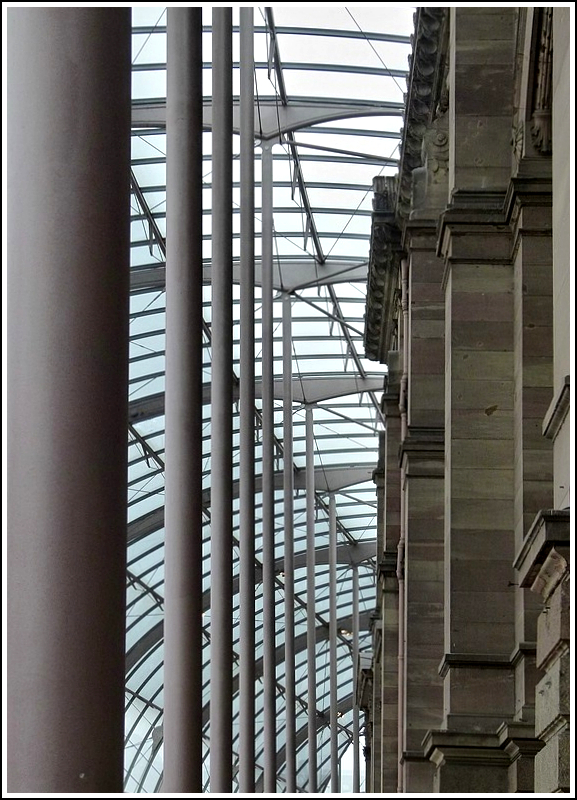 - Straburg, die Stadt der architektonischen Gegenstze - Die Glaskuppel schmiegt sich an das im Neorenaissance Stil, aus Buntsandstein aus den Vogesen gebaute Empfangsgebude des Bahnhofs von Straburg. 29.10.2011 (Jeanny)