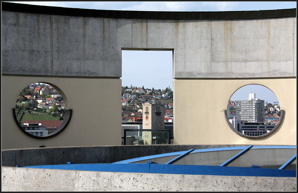 . Stuttgarter Merkmale - Weinberge, bis in die Innenstadt, der Bonatzbau des Hauptbahnhofes, moderne Architektur. Gesehen vom Turm der Musikhochschule. April 2011 (Matthias)