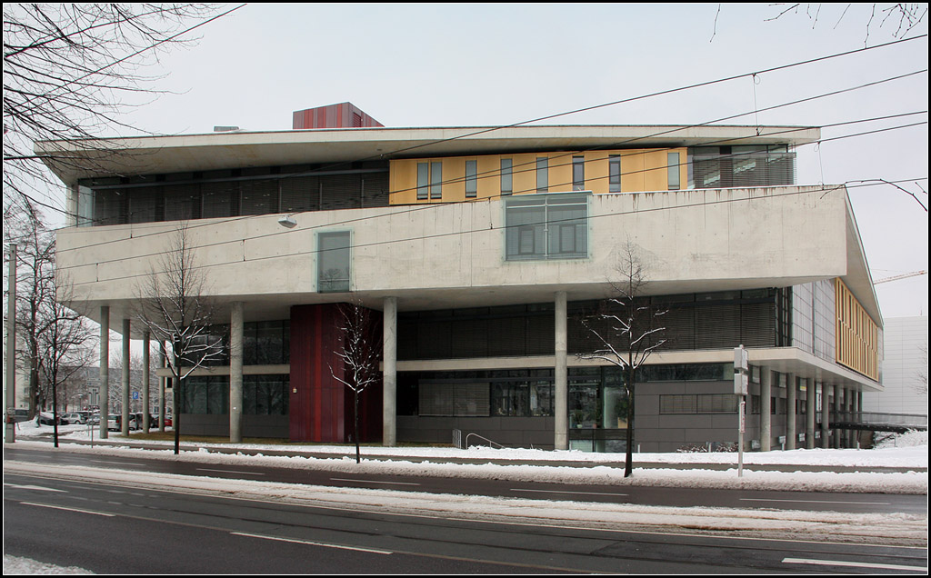 . Sdseite - Ansicht der Universittsbibliothek in Magdeburg von der Markgrafenstrae her. An manchen Bereichen wird das Betonband zum fast vollstndig geschlossenen Fassadenbereich einzelner Stockwerke. (Bundesstrae 1). 19.03.2013 (Matthias)