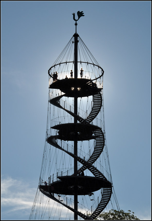 . Treppen hinterm Seilnetz - 

Killesbergturm in Stuttgart,  

http://www.sbp.de/de/build/show/11-Aussichtsturm_Killesberg

05.08.2012 (Jonas)