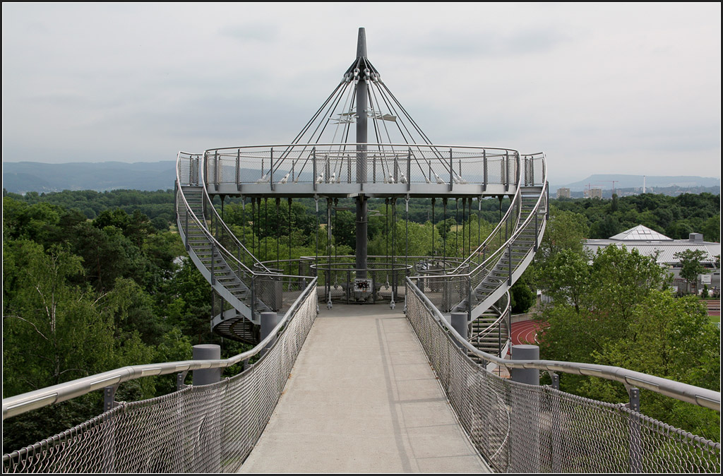 . Turm und mehr - Blick vom Steg auf die Aussichtsplattform des Schlaichturmes in Weil am Rhein. Von dort aus hat man einen schnen Blick auf Basel und die umgebenden Hhenzge. 20.06.2013 (Matthias)