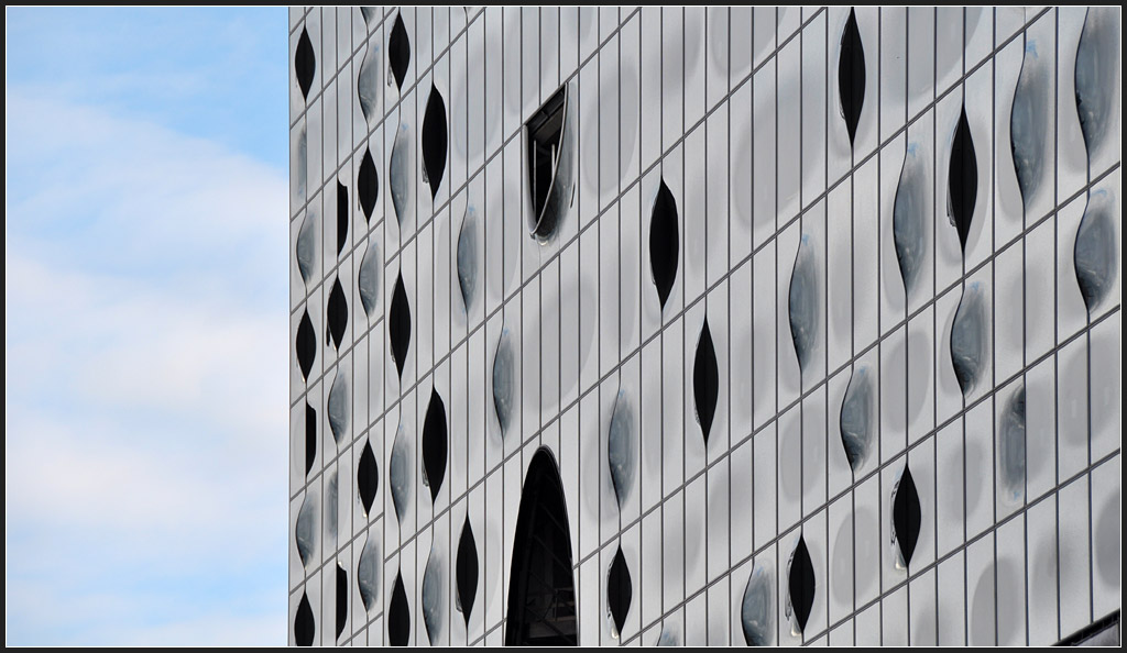 . Ungewhnlich - die Glasfassade der Hamburger Elbphilharmonie, August 2011 (Jonas)