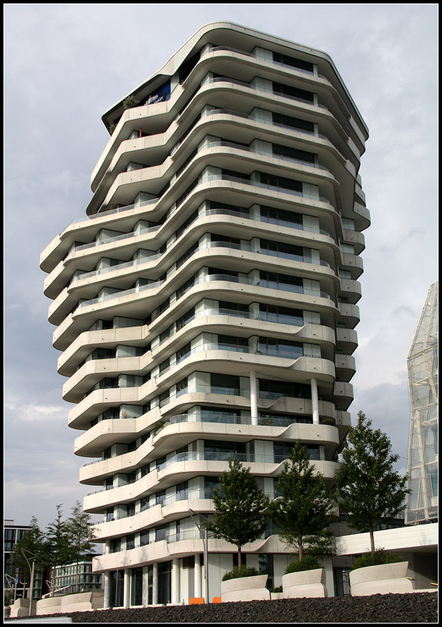 . Ungewhnlich - 

kein Stockwerk hat den selben Umriss. Marco-Polo-Wohnturm in der Hafencity von Hamburg. 

http://behnisch.com/projects/349

28.08.2011 (Matthias)