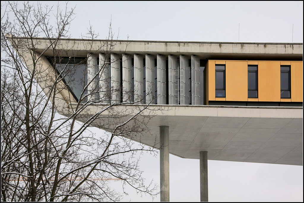 . Univerittsbibliothek Magedeburg - Das oberste Stockwerk kragt weit nach auen vor und wird von schlanken Betonsttzen getragen. 19.03.2013 (Matthias)