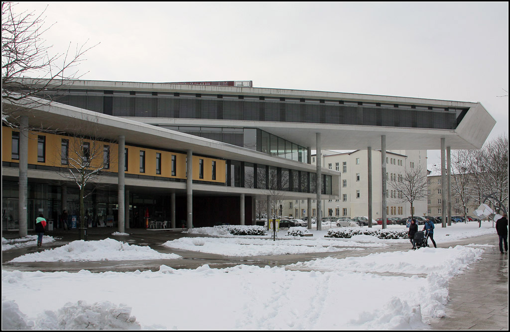 . Universittsbibliothek Magdeburg - 

Das Gebude formt sich durch ein mehrfach abknickendes Betonband, des Verlauf im auen und innen nachvollzogen werden kann. Architekten: Auer + Weber + Assozierte (Stuttgart/Mnchen), Fertigstellung: 2003. 

Weitere Bilder:
http://architektur.startbilder.de/name/galerie/kategorie/architekten~auer-weber-architekten~2003-universitaetsbibliothek-magdeburg.html

19.03.2013 (Matthias)