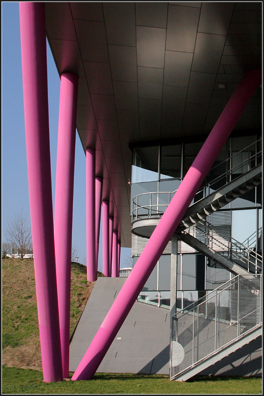 . Unter der Auskragung des LB BW-Gebudes in Karlsruhe. 01.03.2011 (Matthias Frey)